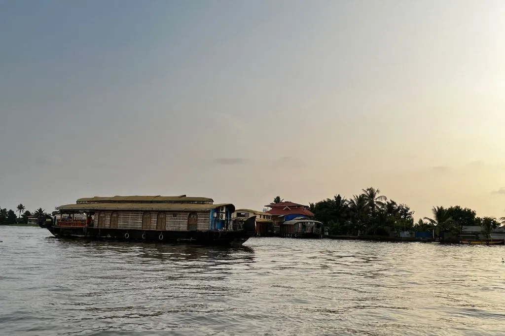 6-Day Kerala Travel Guide- Alleppey Backwaters houseboat view